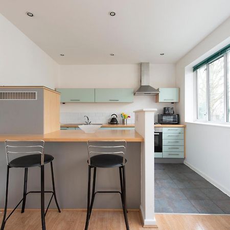 Modern Luxury Apartment By Bow Road Station London Exterior photo