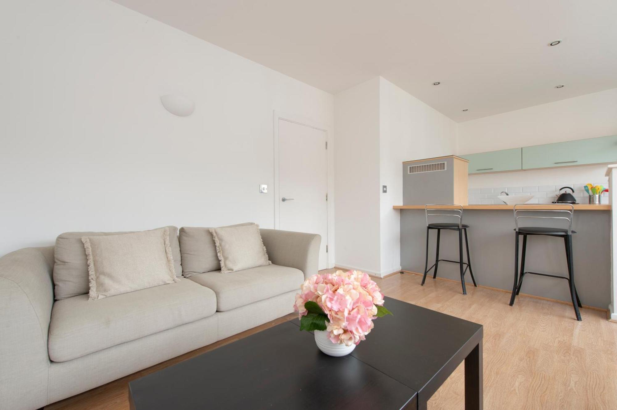 Modern Luxury Apartment By Bow Road Station London Exterior photo